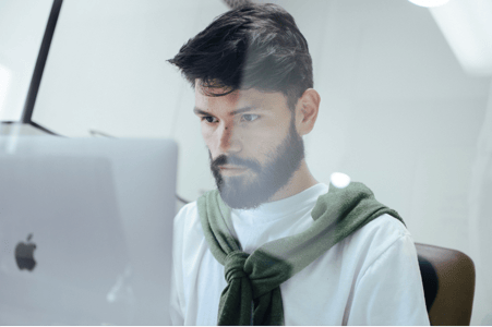 homme travaillant sur son ordinateur 