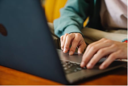 Collaborateur en train de programmer un tweet