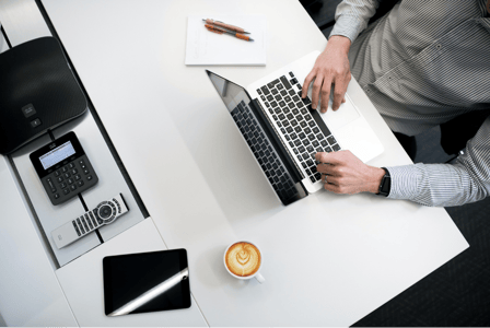 Collaborateur mettant en place une campagne de drip marketing