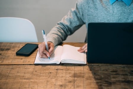 Collaborateur préparant une to-do list