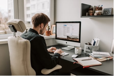Collaborateur profitant des avantages offerts par la solution PIM