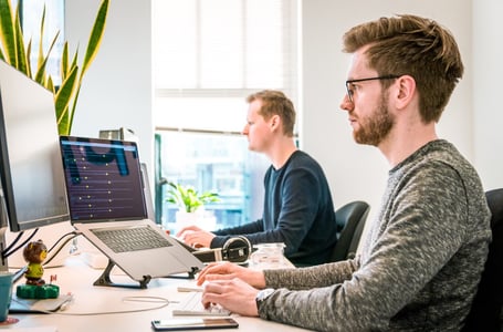 Employé devant un ordinateur