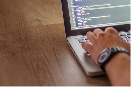 Collaborateur utilisant le CSS pour la définition des éléments de présentation du site de l'entreprise