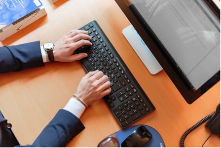 Collaborateur utilisant un outil pour trouver une adresse mail