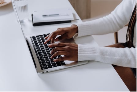 Collaboratrice analysant la tech stack d'un programme informatique