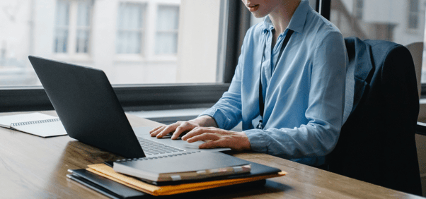 Collaboratrice calculant la valeur nette comptable