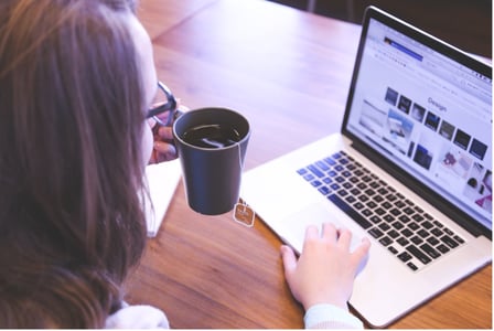 Collaboratrice consultant un site web