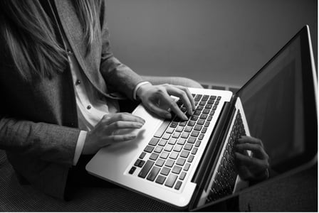 collaboratrice qui recherche des mots-clés sur son ordinateur