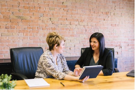 Collaboratrices échangeant sur la culture client de l’entreprise