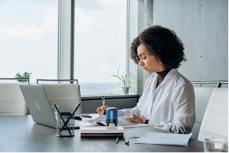 Collaboratrice travaillant sur un cas clients