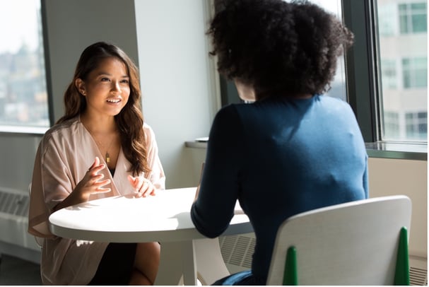 Commerciale expliquant à un membre de son équipe comment négocier un prix