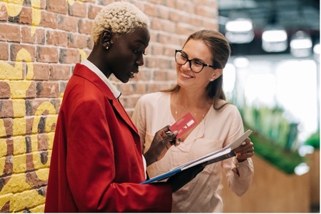 Commerciale utilisant l'approche soft sell pour convaincre un prospect