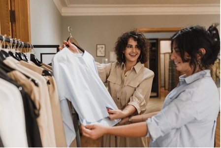 Deux clientes profitant du concept shop in shop