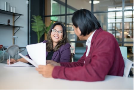Deux collaborateurs échangeant pour une bonne communication au sein de leur équipe