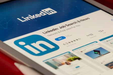 Hashtags LinkedIn sur une tablette