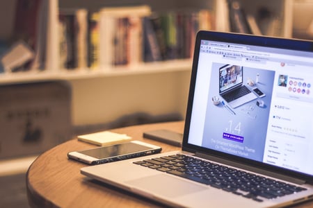 Ordinateur avec des native ads