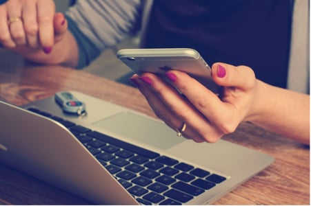 Personne consultant sa validation de paiement en ligne