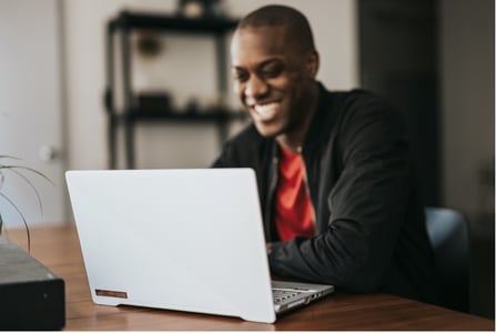 Personne consultant une plateforme de microblogging