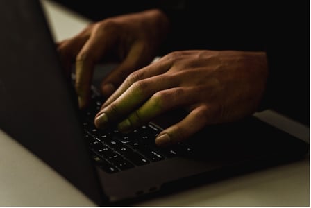 Personne en train d'effectuer le data cleansing pour optimiser la gestion des données