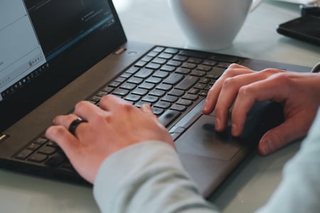 Personne tapant sur un clavier d'ordinateur