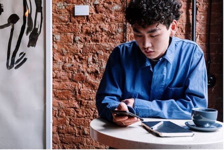 Utilisateur rédigeant une légende Instagram