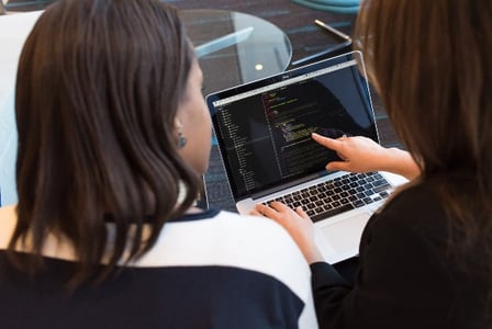 deux collaboratrices en train de réaliser un test API
