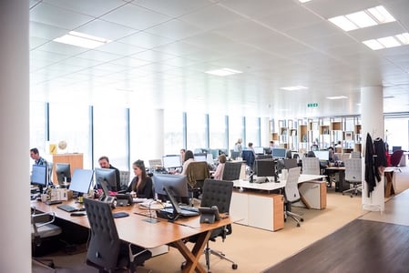 Equipe service client travaillant sur une grille d'écoute