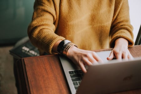 rédacteur ou rédactrice sur son ordinateur 