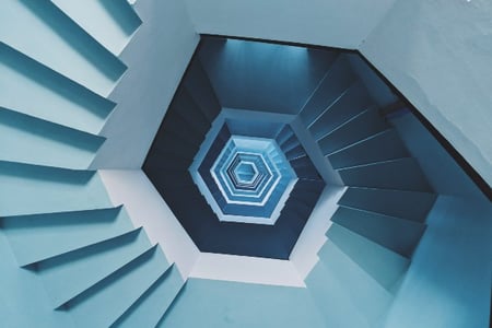 cage d'escalier formant un cercle en entonnoir