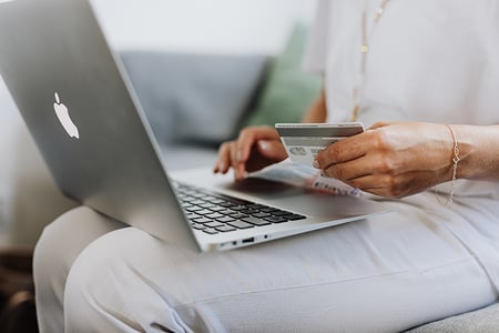personne faisant un achat en ligne avec sa carte bleue