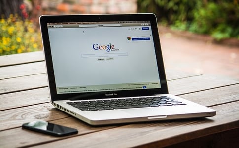 Ordinateur avec Google en page d'accueil 