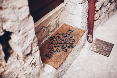 tapis représentant un mail de bienvenue