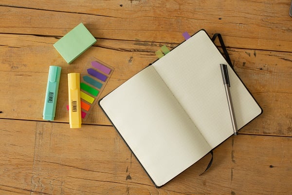 Cahier et crayons pour créer une fiche idée