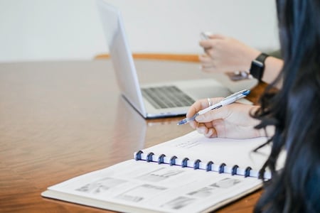 Force de vente supplétive : avantages, inconvénients et bonnes pratiques