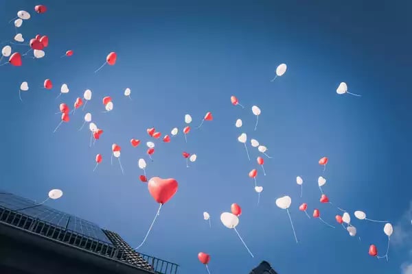ballons lancées lors d'une campagne marketing pour la saint-valentin