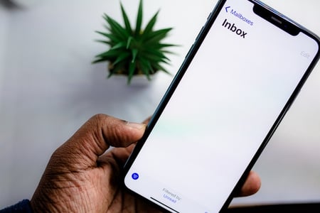 Écran d'Iphone allumé sur la boîte mail