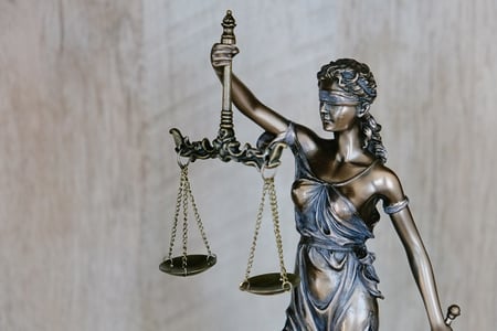 mentions légales représentées par une balance 