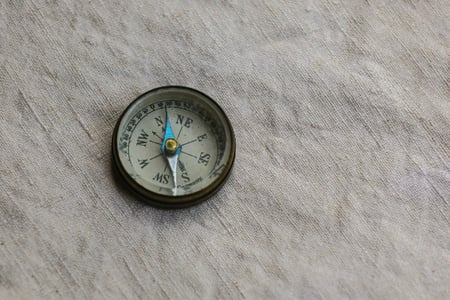 boussole représentant un menu de navigation sur un site web