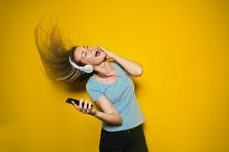 femme écoutant de la musique libre de droit