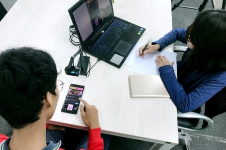 développeurs testant les performances de leur application