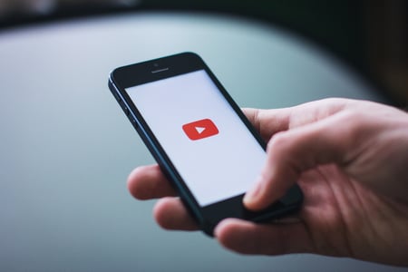 utilisateur cherchant à monétiser sa chaîne youtube
