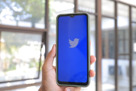 Internaute utilisant Twitter Notes sur son téléphone