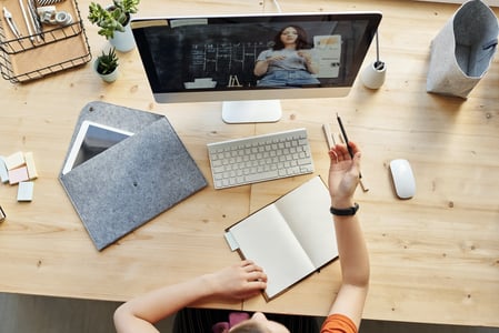 cours Linkedin Learning en vidéo sur ordinateur