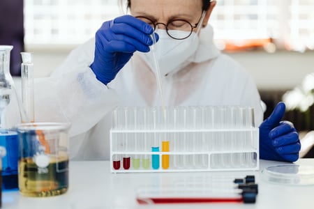 scientifique utilisant des méthodes d'échantillonage