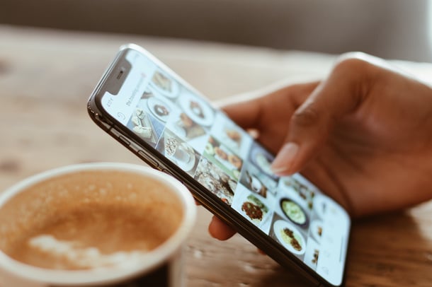 Persone ajoutant de la musique dans sa story Instagram