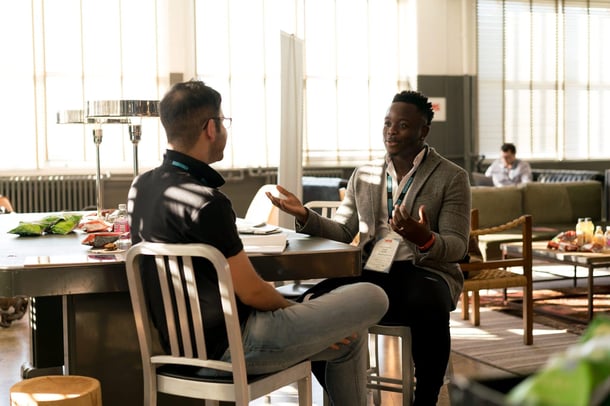 homme assis en face d'un autre pour une session de mentoring