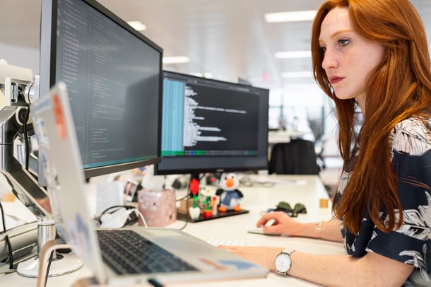 collaboratrice faisant du release management