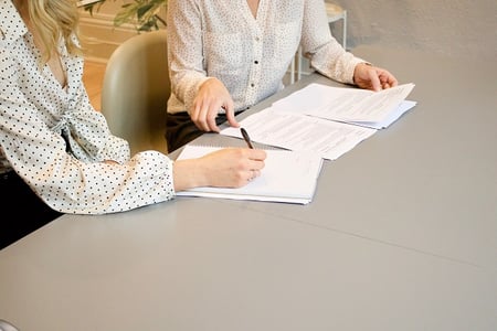 personnes signant un contrat suite à une promesse d'embauche