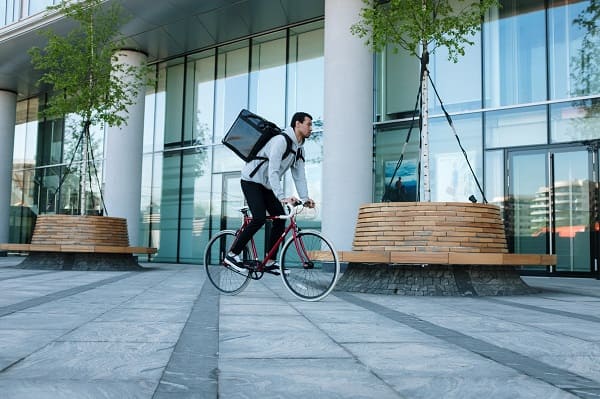 Livreur faisant du quick-commerce à vélo