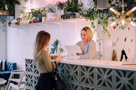 Cliente faisant l'expérience de l'effet ROPO